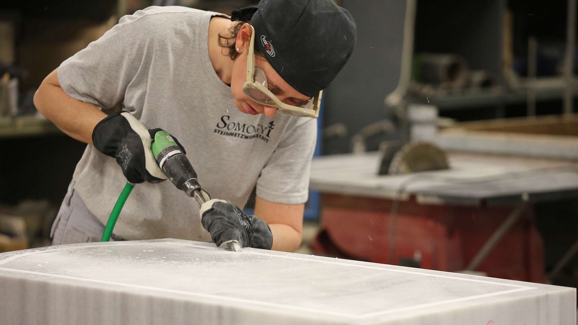 Steinmetz bei der Arbeit