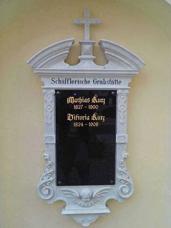 Renovierung / Reinigung Schriftplatte aus Granit, Schrift sandgestrahlt und vergoldet  Vergleich