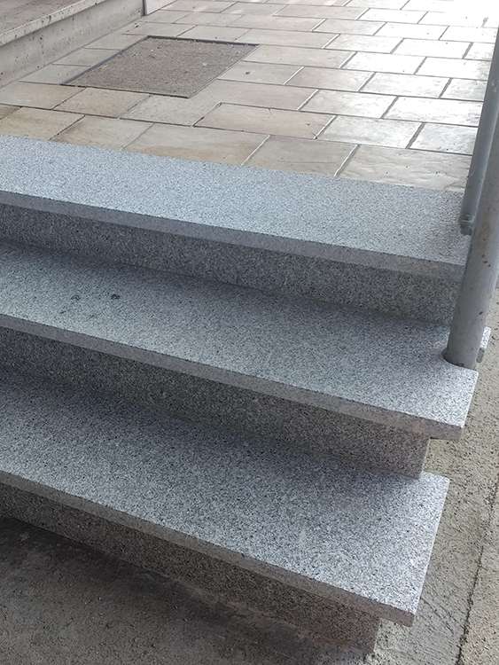 Neue Tritt- und Setzstufen aus Granit "Blanco Kristall", geflammt und gebürstet Vergleich